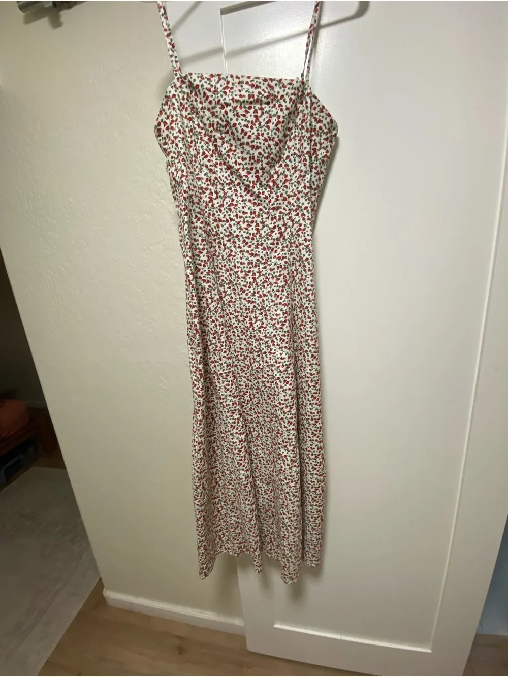 NWT Abercrombie and Fitch Mila dress (tiny strawberry print) removable straps